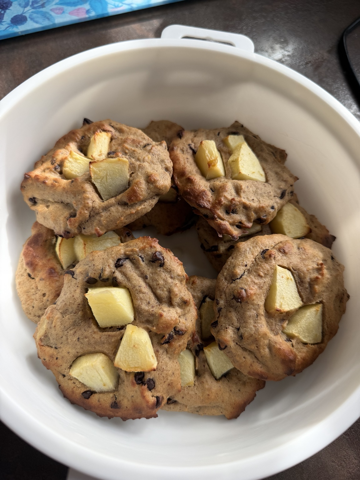Biscuits maison aux morceaux de pomme et pépites de chocolat