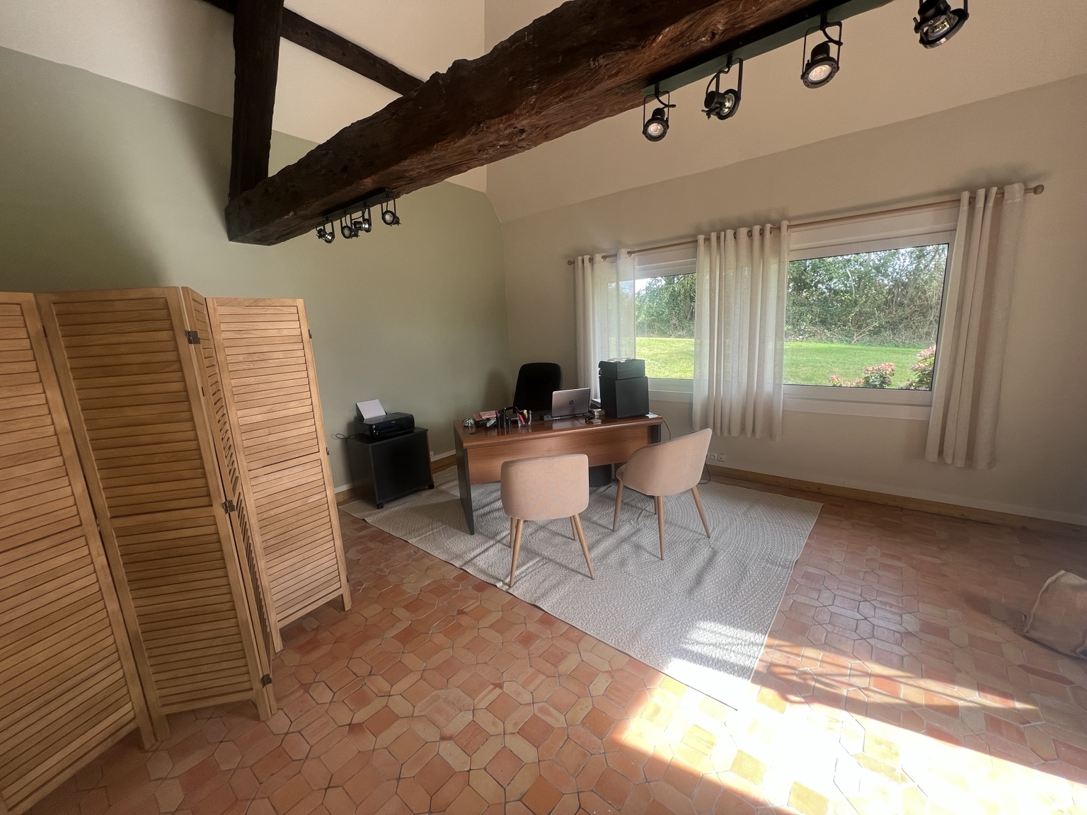 Le bureau de Coralie Nutrition à Pont-l’Évêque, avec deux fauteuils et une vue sur le jardin